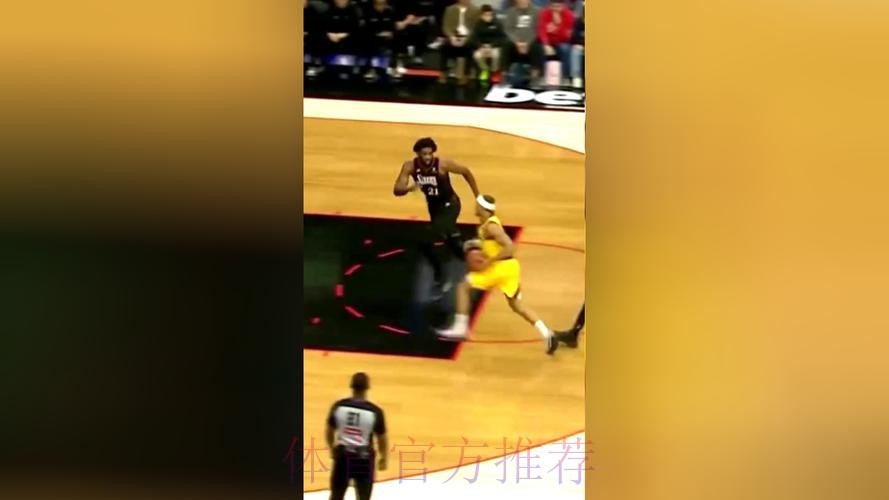 乔治分球失误 克尼佩尔断球反击劈扣